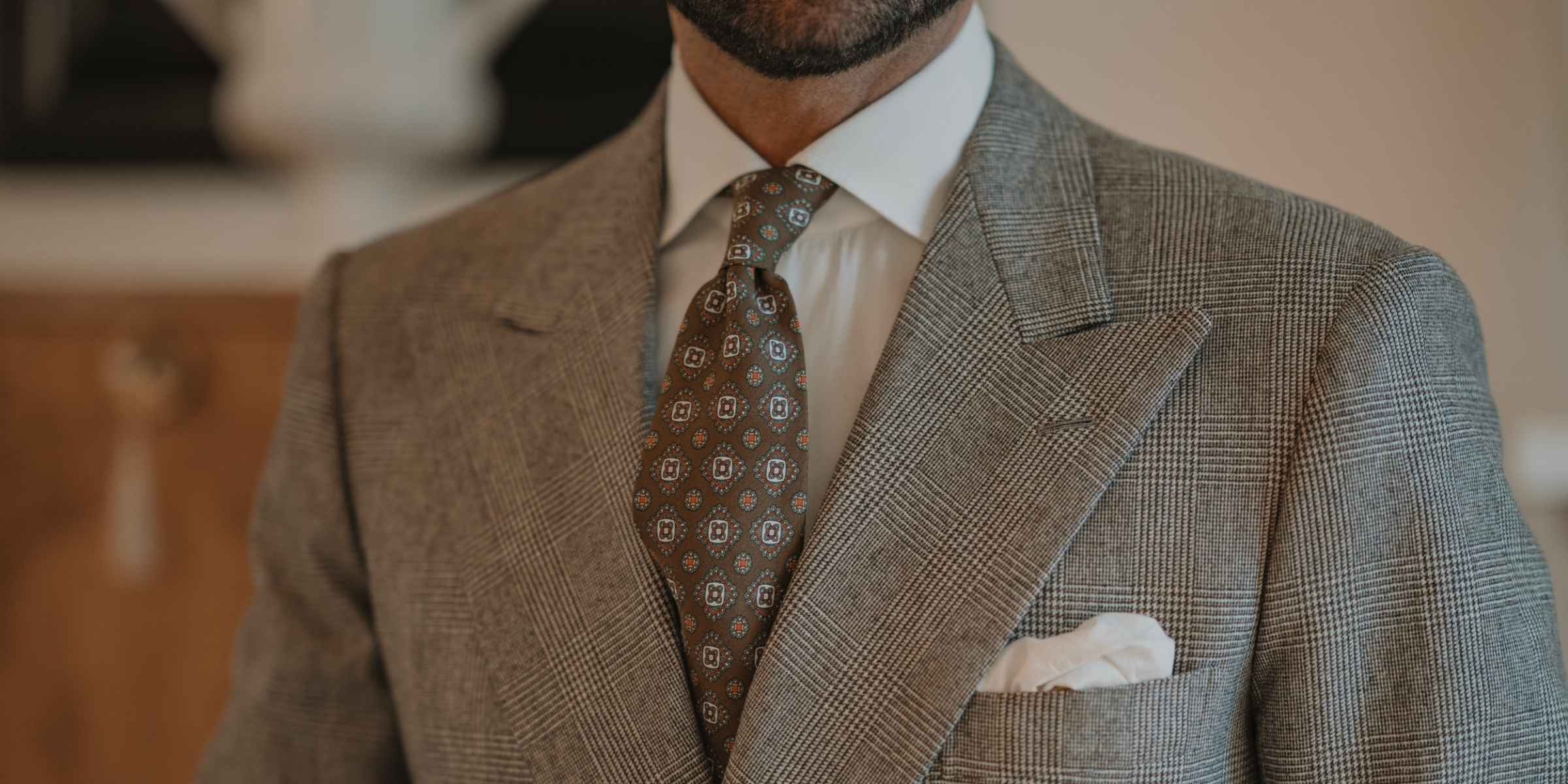 Cravatta in seta stampata: eleganza senza tempo