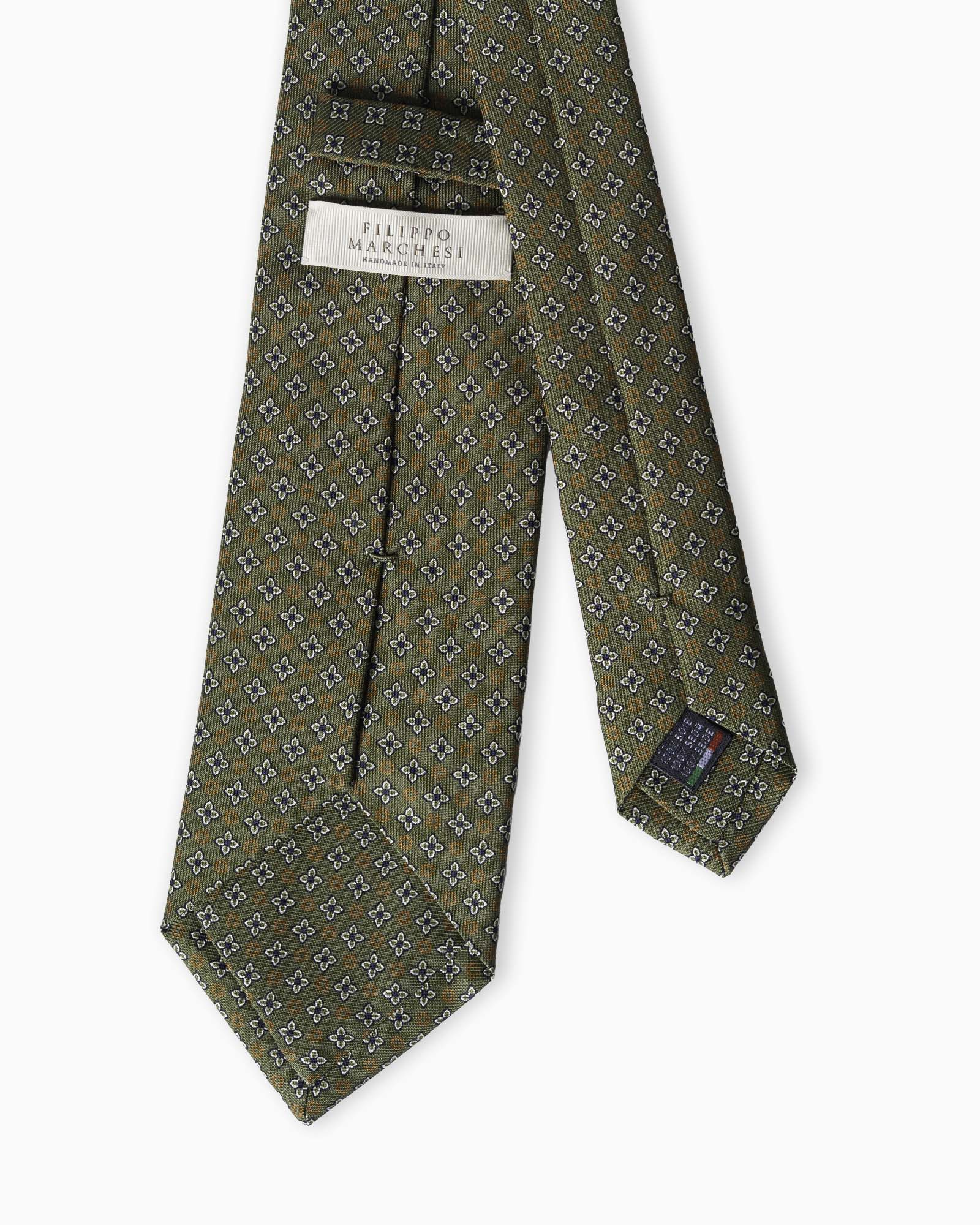 Cravatta artigianale in seta inglese verde oliva con elegante motivo geometrico floreale e lavorazione tre pieghe Made in Italy