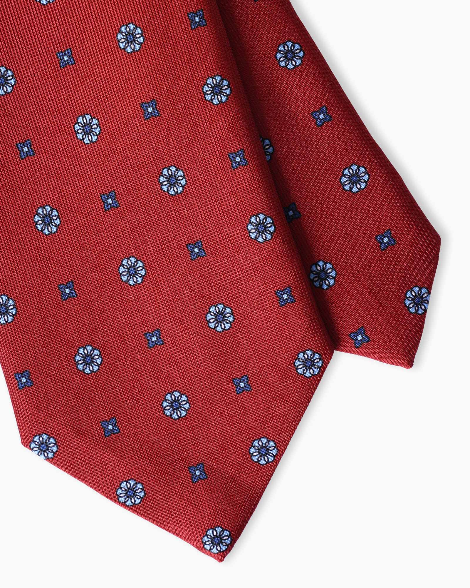 Cravatta artigianale in seta inglese rossa con elegante motivo geometrico floreale e lavorazione tre pieghe Made in Italy