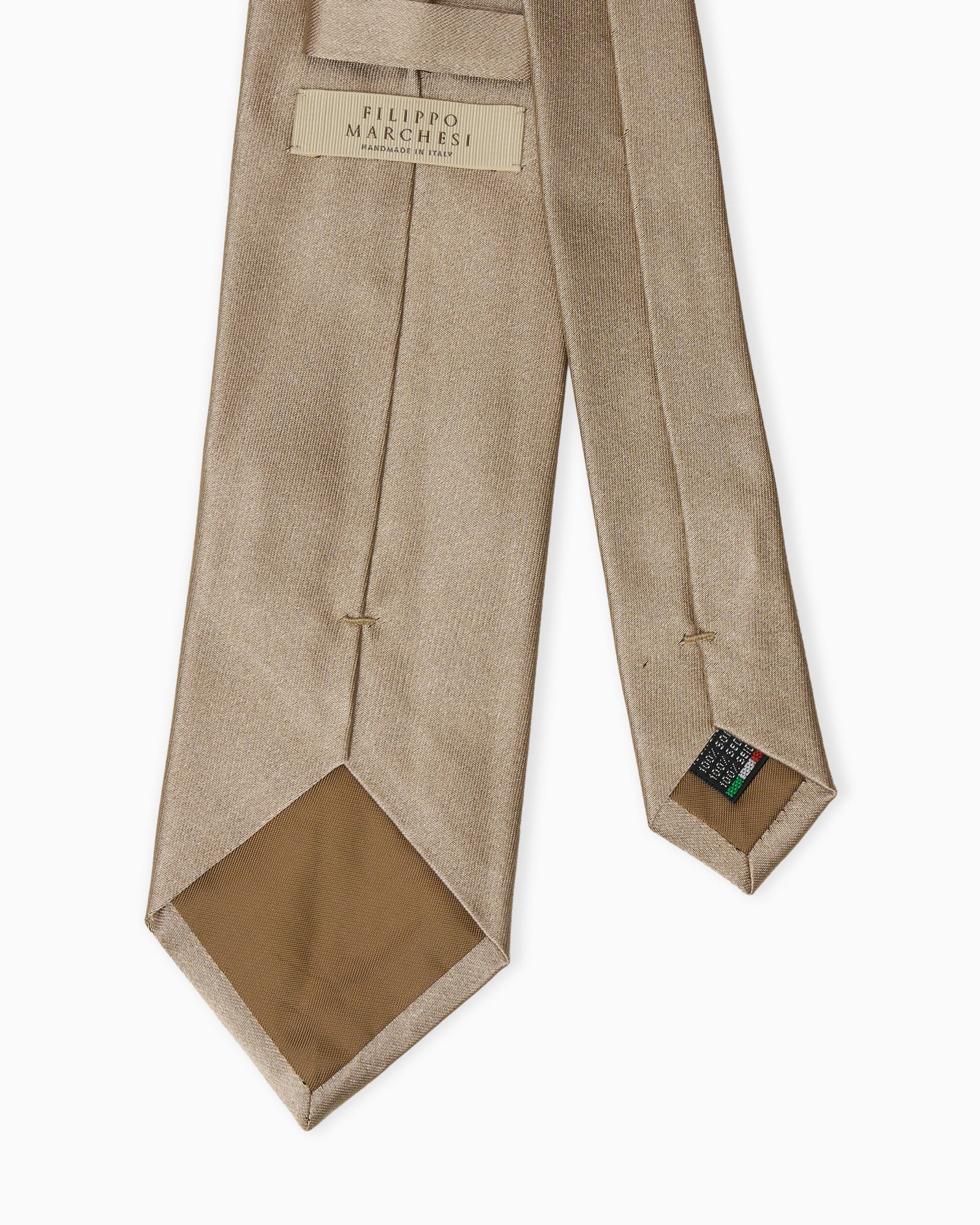 Cravatta artigianale beige in seta raso dalla finitura luminosa