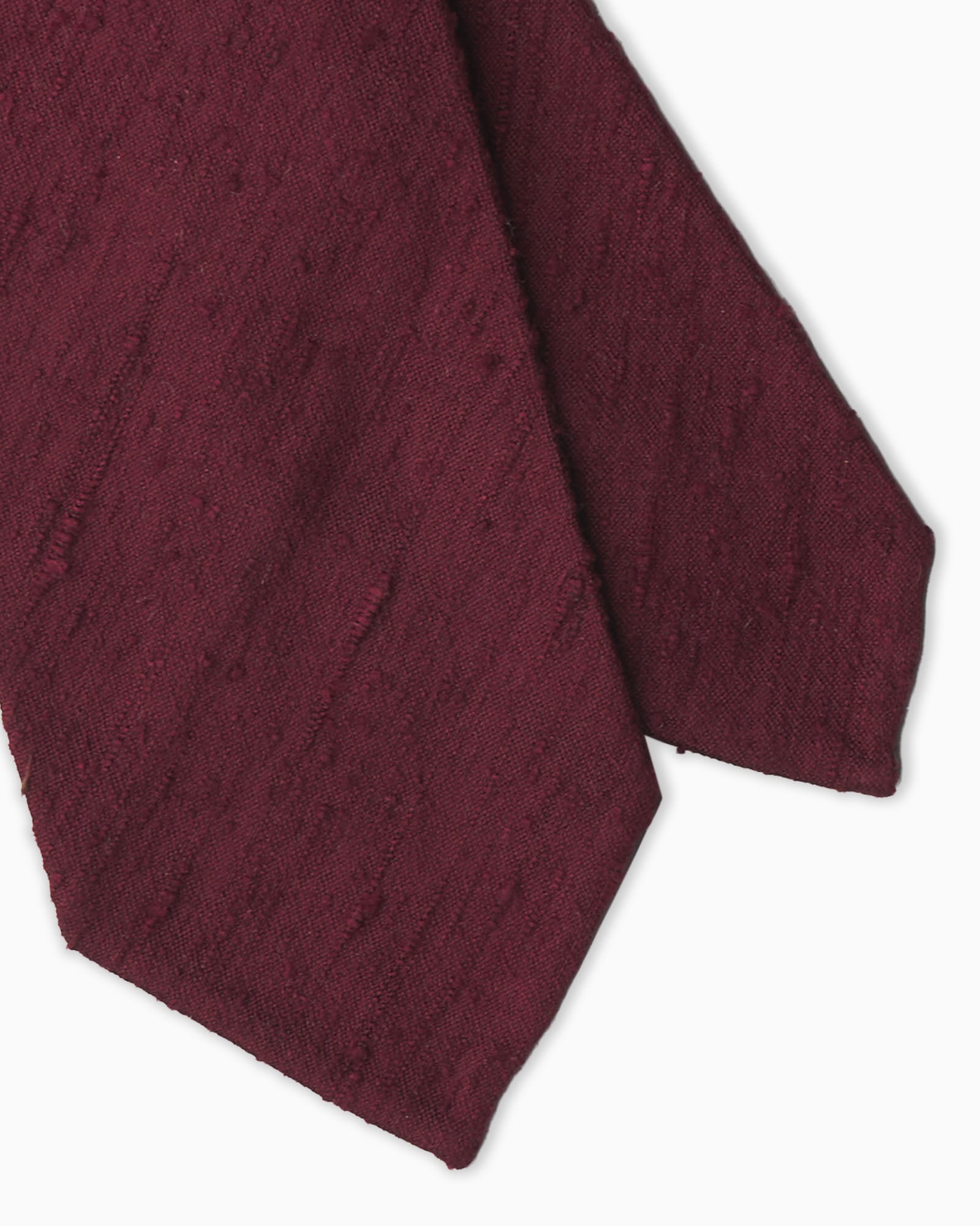 Cravatta artigianale bordeaux in seta shantung con texture materica