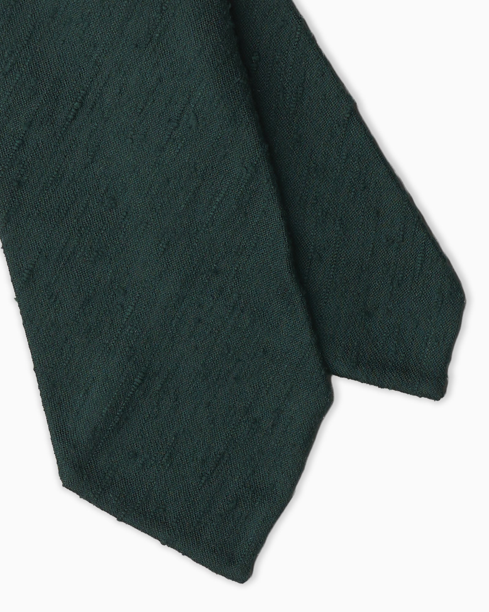 Cravatta artigianale verde bosco in seta shantung con texture materica