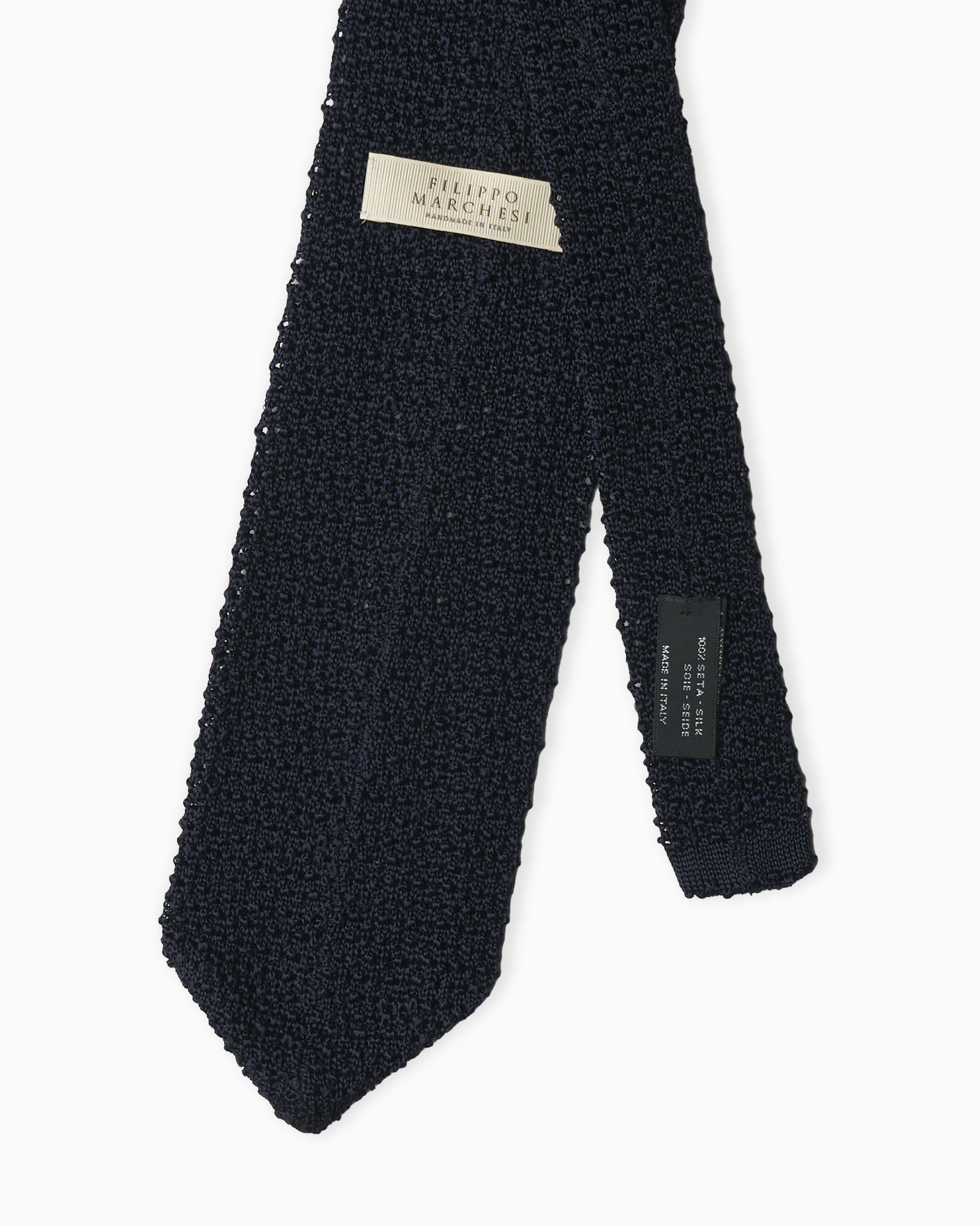 Cravatta in maglia blu navy artigianale con punta V-end e texture uncinetto