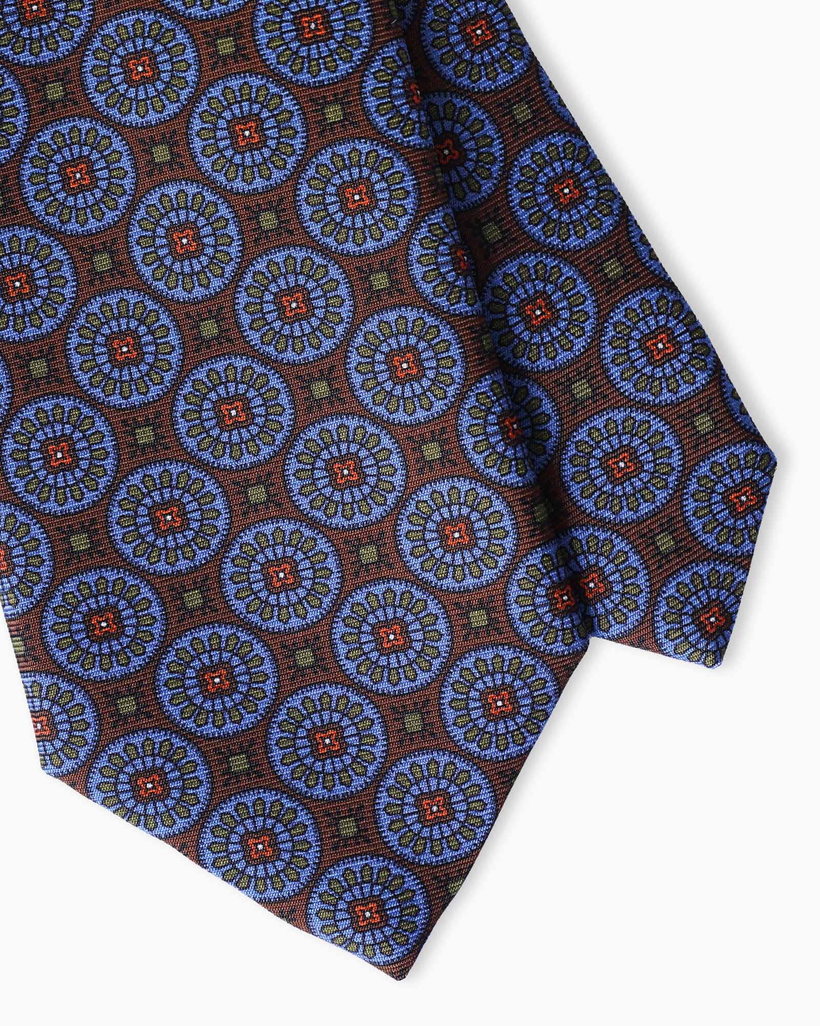 Cravatta artigianale in seta madder marrone con eleganti medaglioni e lavorazione tre pieghe Made in Italy