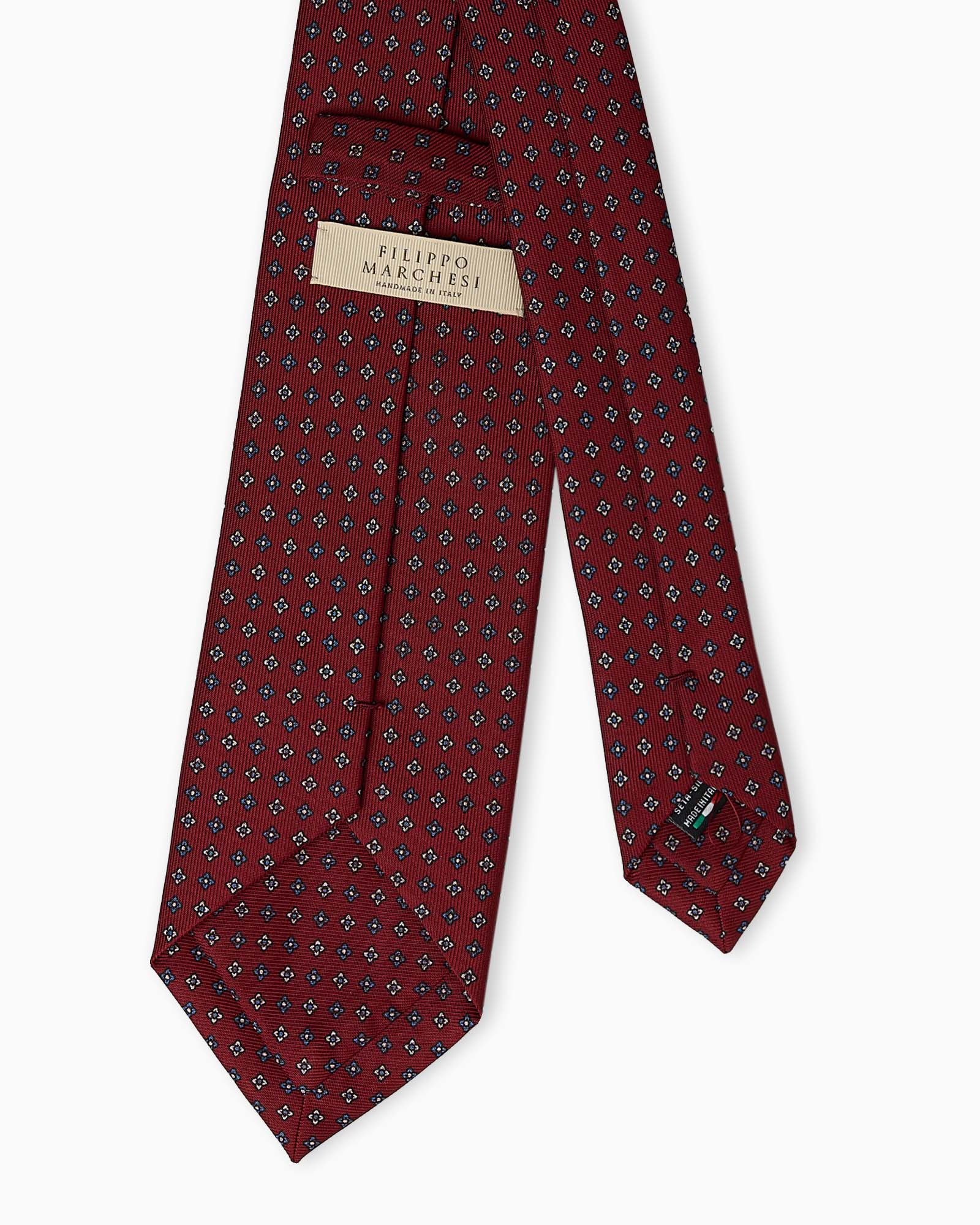Cravatta artigianale in seta inglese bordeaux con stampa floreale, accessorio elegante Made in Italy ideale per abiti formali e business.