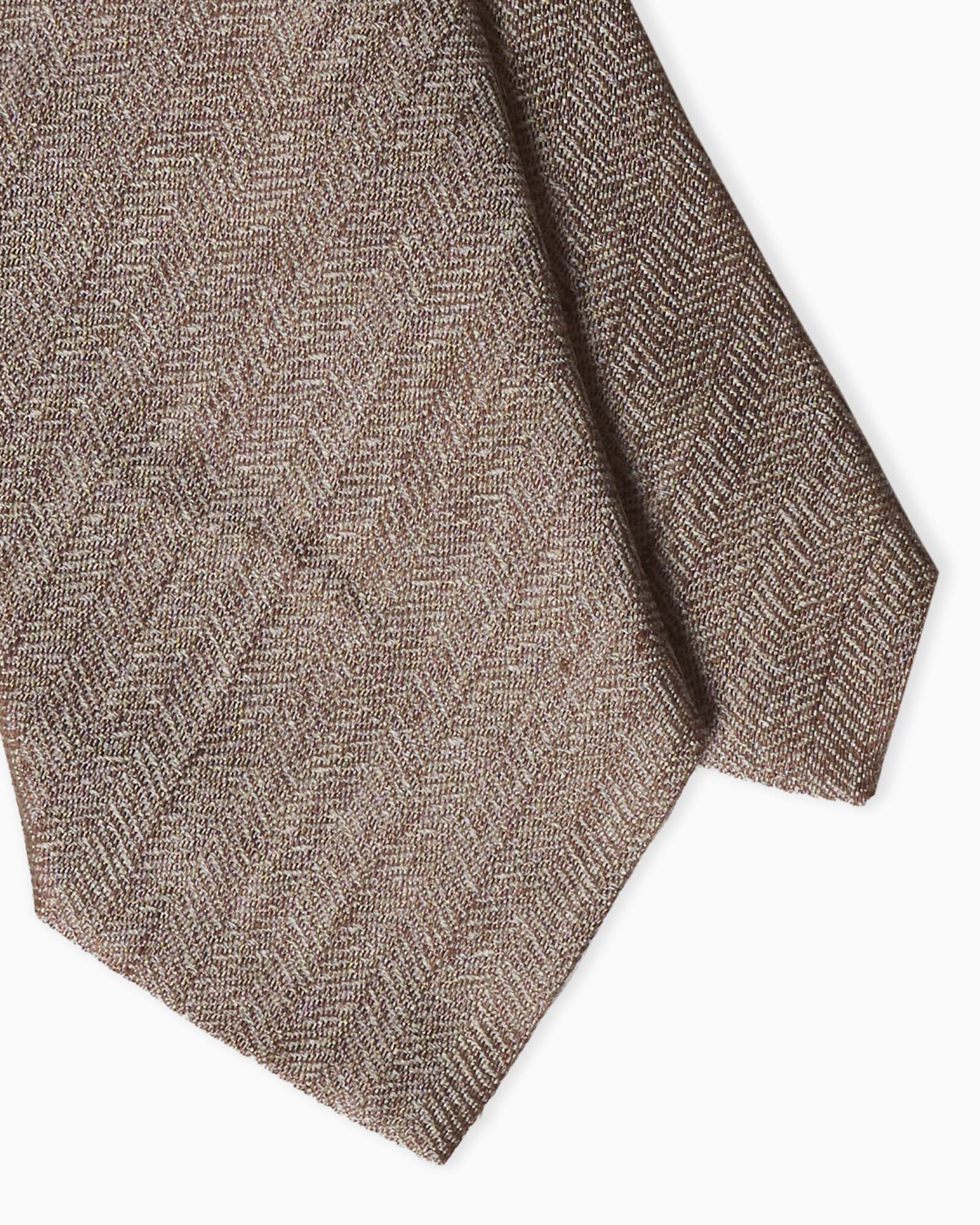 Cravatta artigianale beige in seta jacquard 3 pieghe con motivo chevron