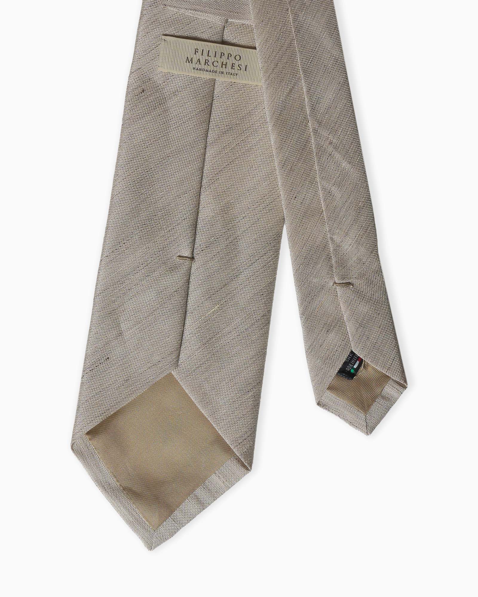 Cravatta artigianale beige in seta lino foderata con texture naturale