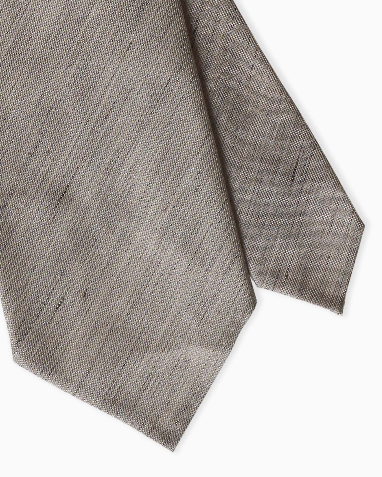 Cravatta artigianale beige medio in seta lino sfoderata con texture naturale