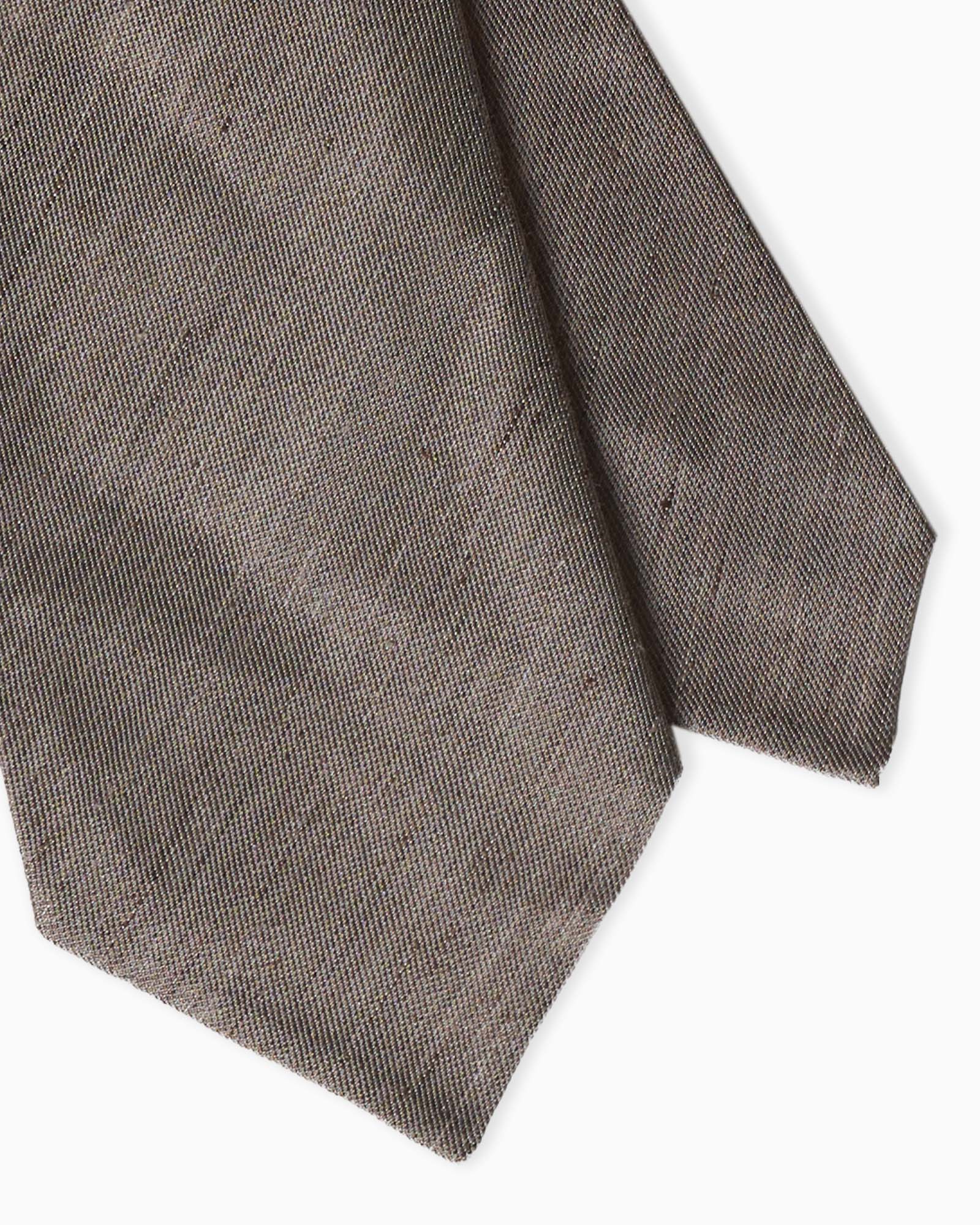 Cravatta artigianale taupe in seta lino sfoderata con texture naturale