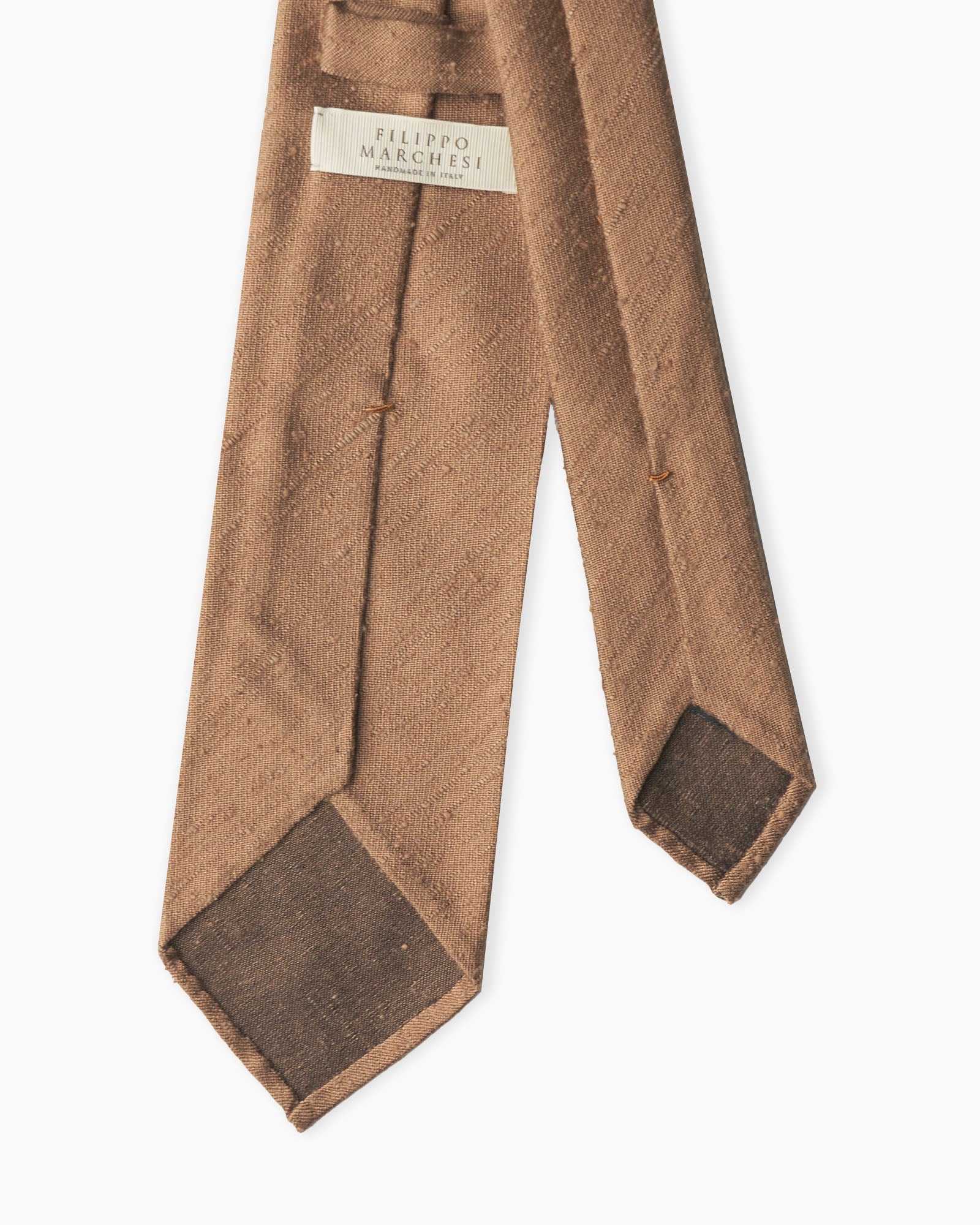 Cravatta artigianale color cammello in seta shantung con texture materica