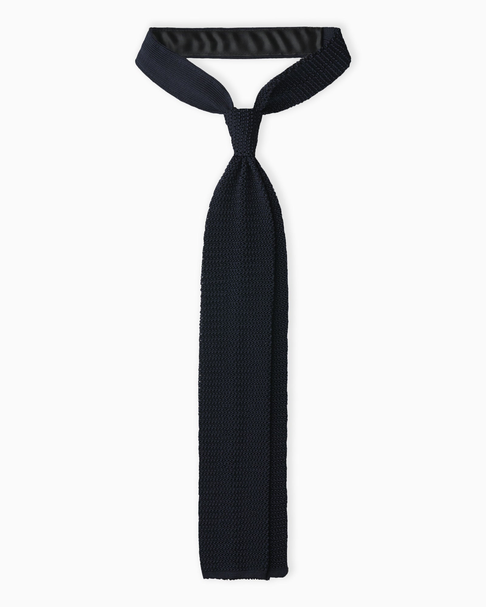 Cravatta in maglia blu artigianale con lavorazione tricot texture uncinetto