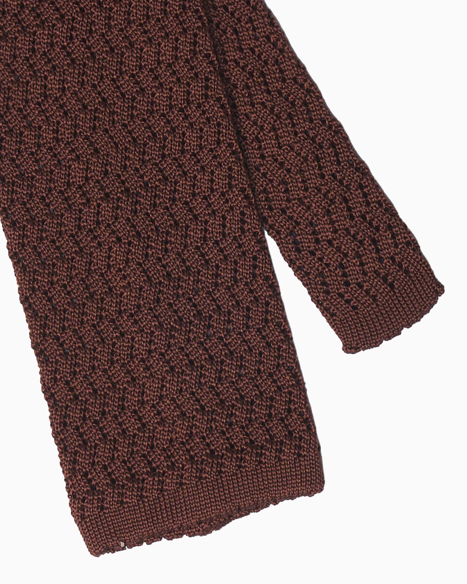 Cravatta in maglia color tabacco artigianale con lavorazione zigzag tricot