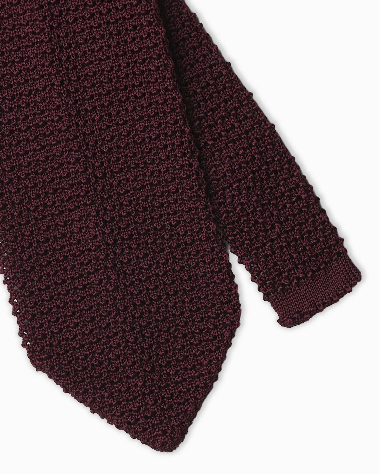 Cravatta in maglia bordeaux artigianale con punta V-end e texture uncinetto