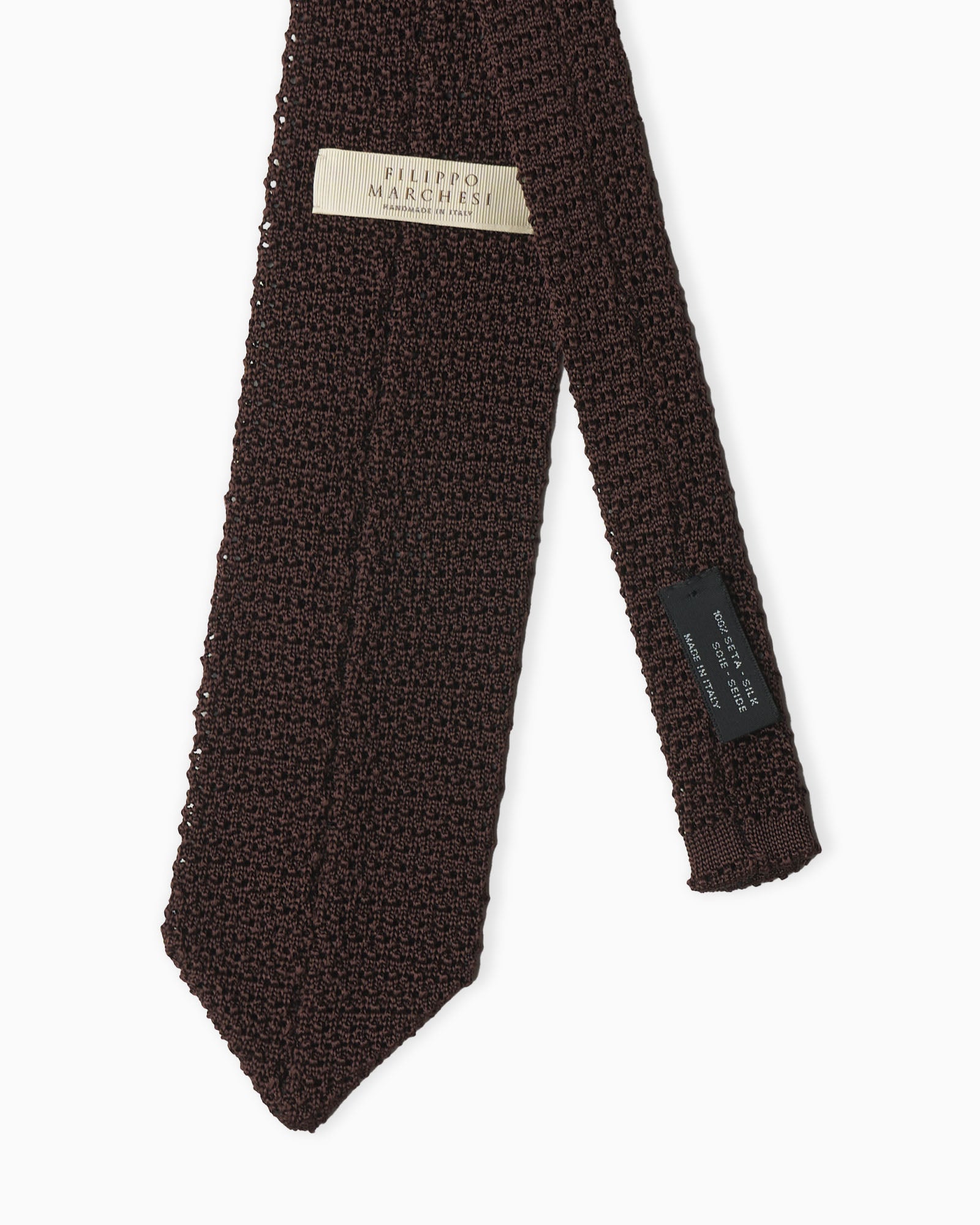 Cravatta in maglia marrone artigianale con punta V-end e texture uncinetto